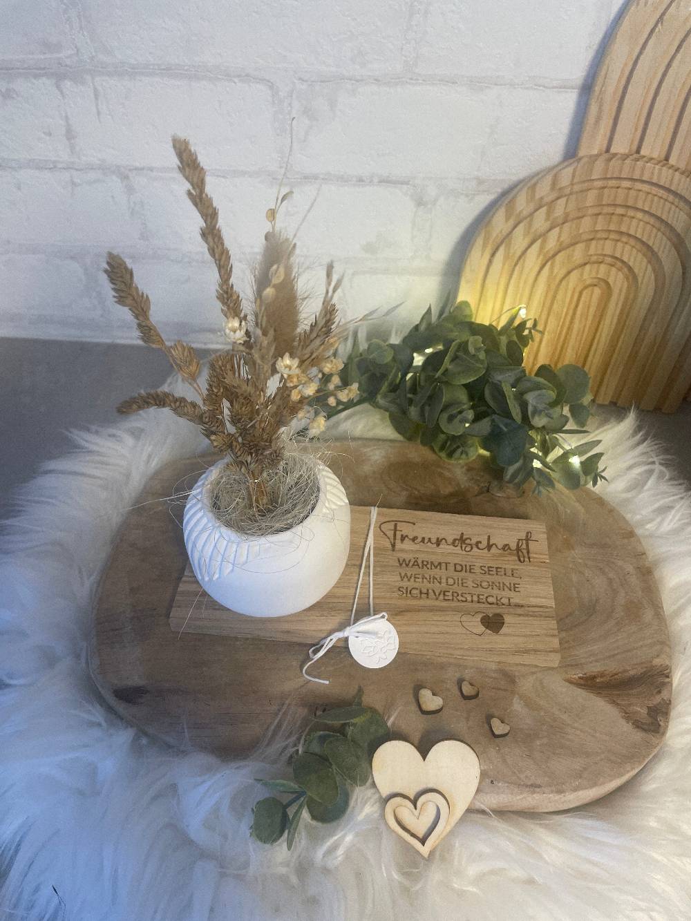 KB Socken Vase mit Trockenblumen auf Holztablett mit Gravur, Geschenk Frau, Geburtstag, Mitbringsel, Geschenke aus Holz Angebote