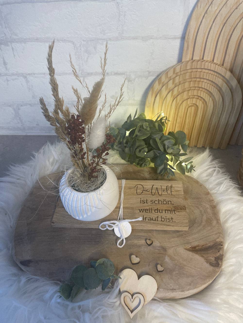 KB Socken Vase mit Trockenblumen auf Holztablett mit Gravur, Geschenk Frau, Geburtstag, Mitbringsel, Geschenke aus Holz Angebote