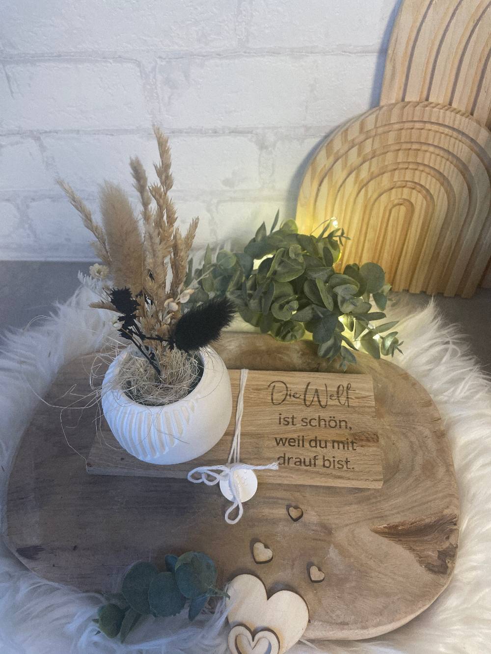 KB Socken Vase mit Trockenblumen auf Holztablett mit Gravur, Geschenk Frau, Geburtstag, Mitbringsel, Geschenke aus Holz Angebote