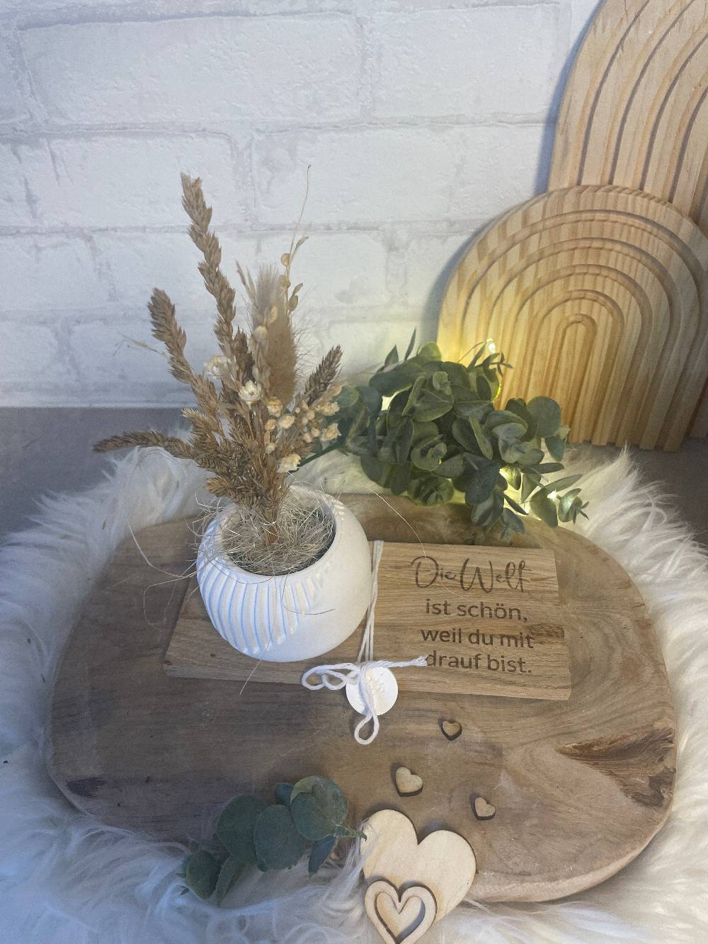 KB Socken Vase mit Trockenblumen auf Holztablett mit Gravur, Geschenk Frau, Geburtstag, Mitbringsel, Geschenke aus Holz Angebote