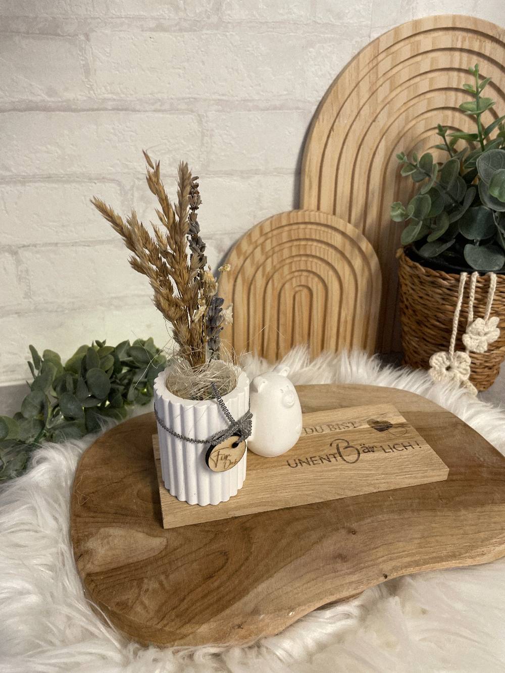 KB Socken Vase mit Bär auf Holztablett, Trockenblumen, Gravur, " Du bist unentbärlich," Geschenk Frau, Mitbringsel, Geschenke aus Holz und Keraflott Online Shopping