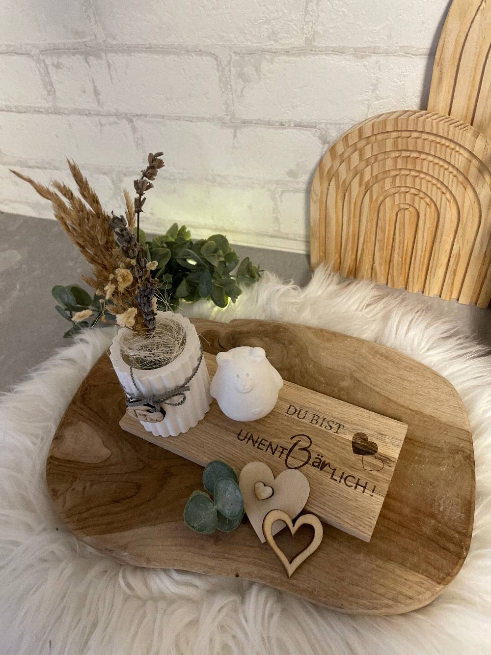KB Socken Vase mit Bär auf Holztablett, Trockenblumen, Gravur, " Du bist unentbärlich," Geschenk Frau, Mitbringsel, Geschenke aus Holz und Keraflott Online Shopping