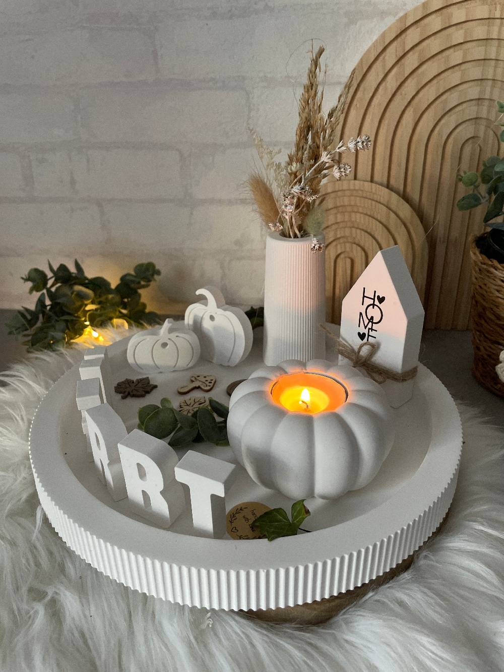 KB Socken Herbst Teller Set rund mit Kürbisse, Vase, Trockenblumen und Buchstaben "Herbst" Beton Kerafkott, Deko Wohnzimmer, Geschenk, Mitbringsel Exklusivangebot