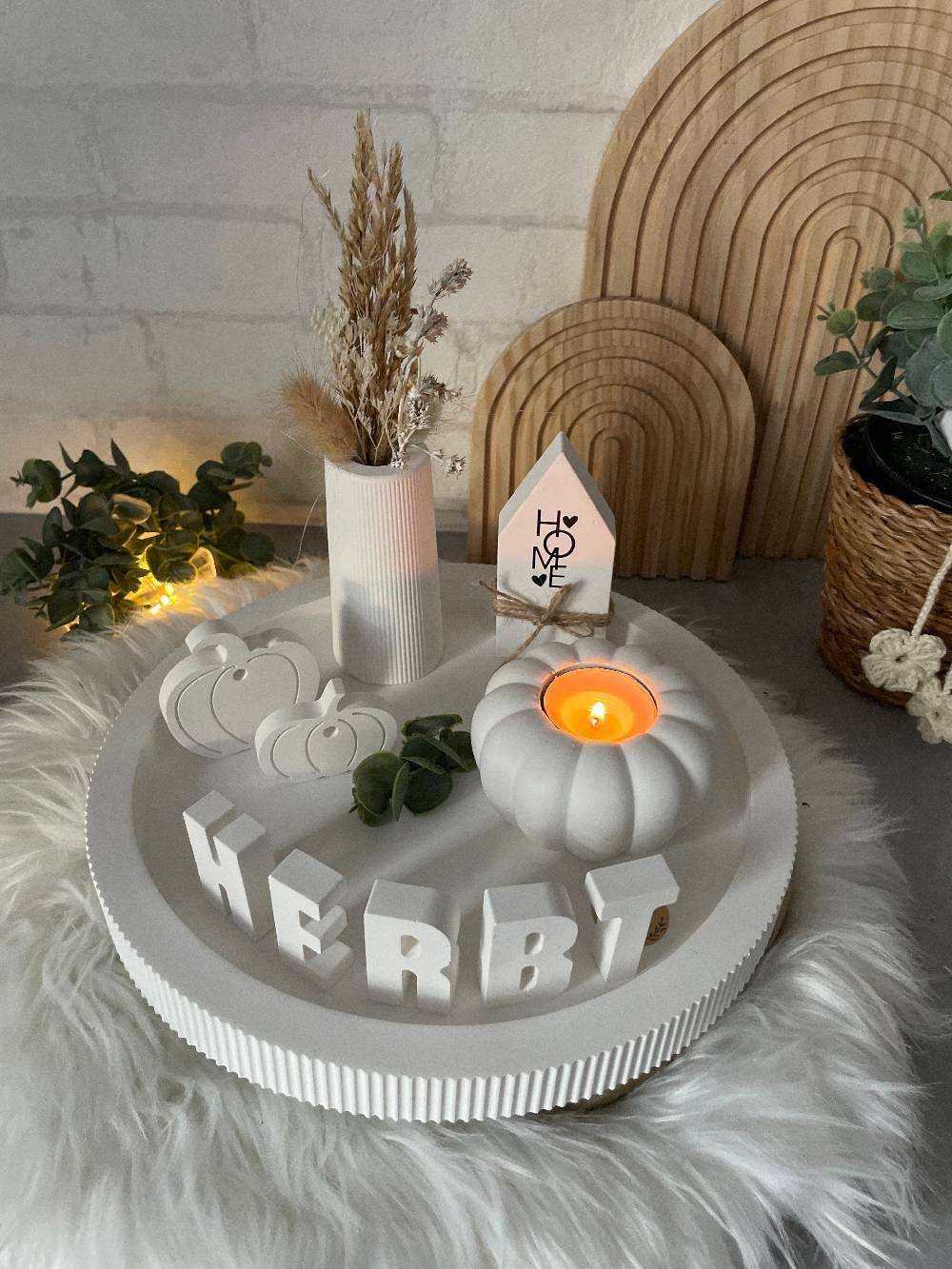 KB Socken Herbst Teller Set rund mit Kürbisse, Vase, Trockenblumen und Buchstaben "Herbst" Beton Kerafkott, Deko Wohnzimmer, Geschenk, Mitbringsel Exklusivangebot