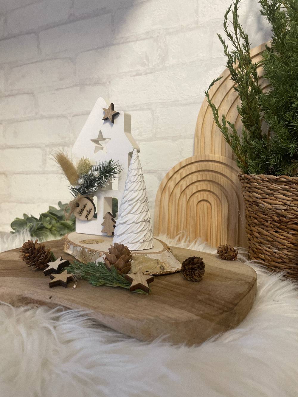 KB Socken Häuschen Deko auf Birkenholzscheibe , Weihnachtsdeko, Advent Deko, Deko Wohnzimmer, Keraflott Deko Weihnachtshaus, Tisch Deko Advent Preisnachlass