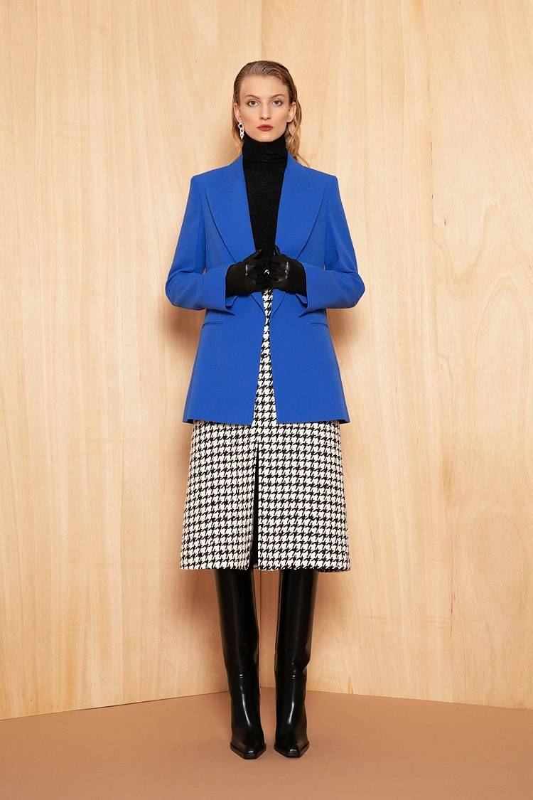 Sly 010 Lang geschnittener knopfloser Blazer aus Crêpe-envers-Satin Heißer Verkauf