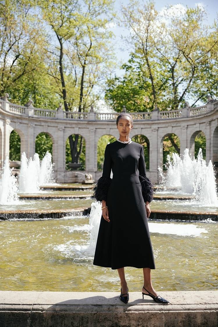 Sly 010 Langes tailliertes Kleid mit Federbesatz Letzter Tag