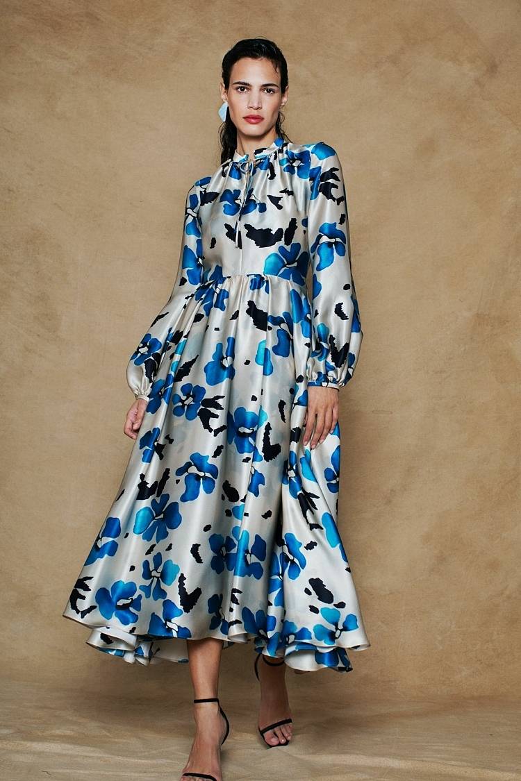 Sly 010 Tailliertes Midi-Kleid aus bedrucktem Seidensatin mit Blumenmuster Limitierter Zeitrabatt